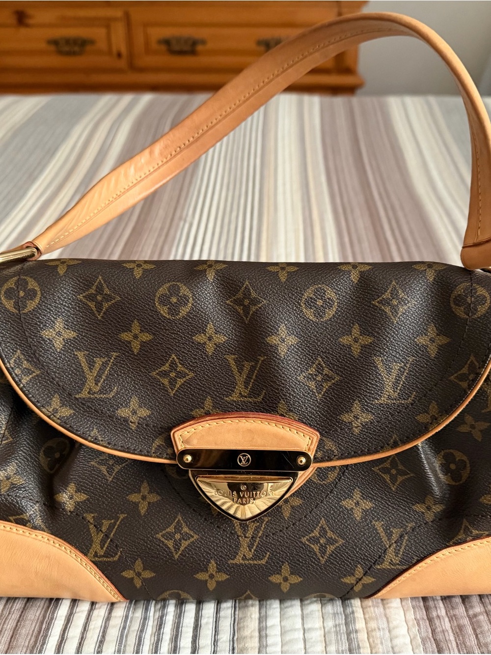 Louis Vuitton Beverly MM Monogram Brown Shoulder Bag with Vachetta Trim